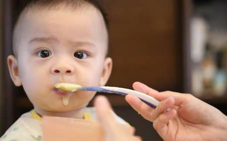 Bagaimana Merawat Peralatan Makan Bayi Agar Tetap Steril