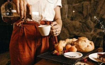 Peran dan Perbedaan Waiter dan Waitress di Restoran