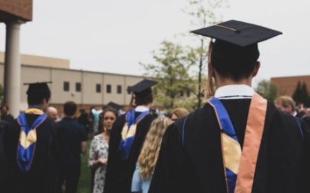 Perbedaan Arti Doktor dan Dokter dalam Dunia Akademik