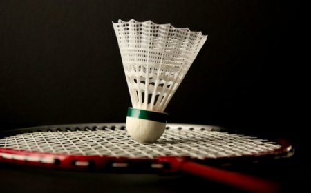 Perbedaan Pukulan Forehand dan Backhand dalam Bulu Tangkis