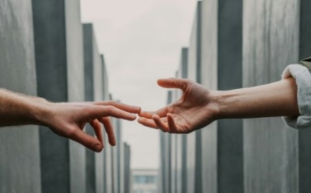 Perbedaan Loyal dan Royal : Definisi Dan Contoh