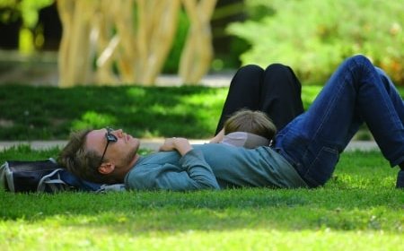 5 Bahaya Rebahan yang Bikin Otak Mengecil