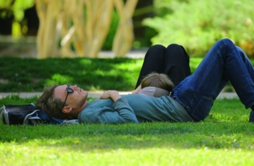 5 Bahaya Rebahan yang Bikin Otak Mengecil