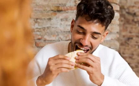 Apakah Makan Membatalkan Wudhu?